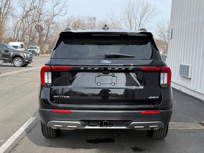 Ford Explorer Vehicle Full-screen Gallery Image 4