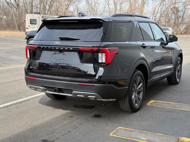 Ford Explorer Vehicle Full-screen Gallery Image 5