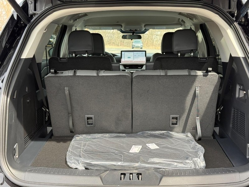 Ford Explorer Vehicle Full-screen Gallery Image 6