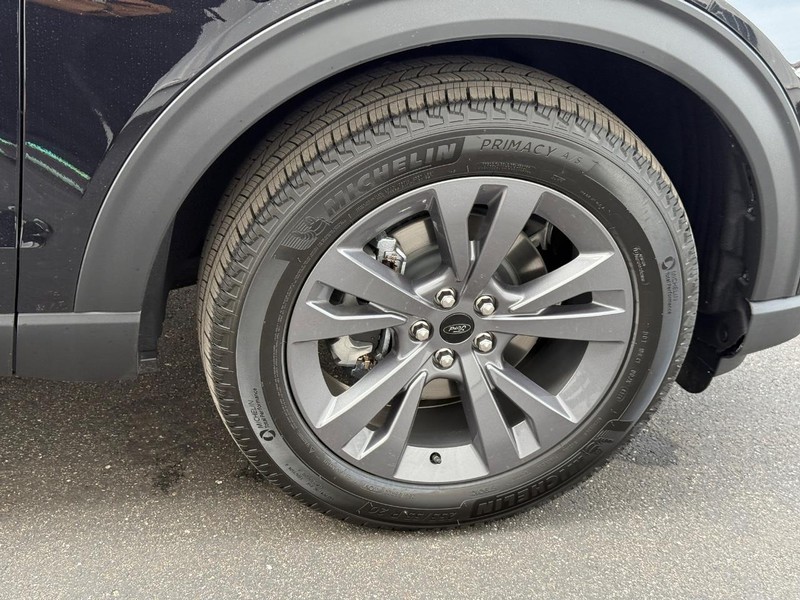 Ford Explorer Vehicle Full-screen Gallery Image 7