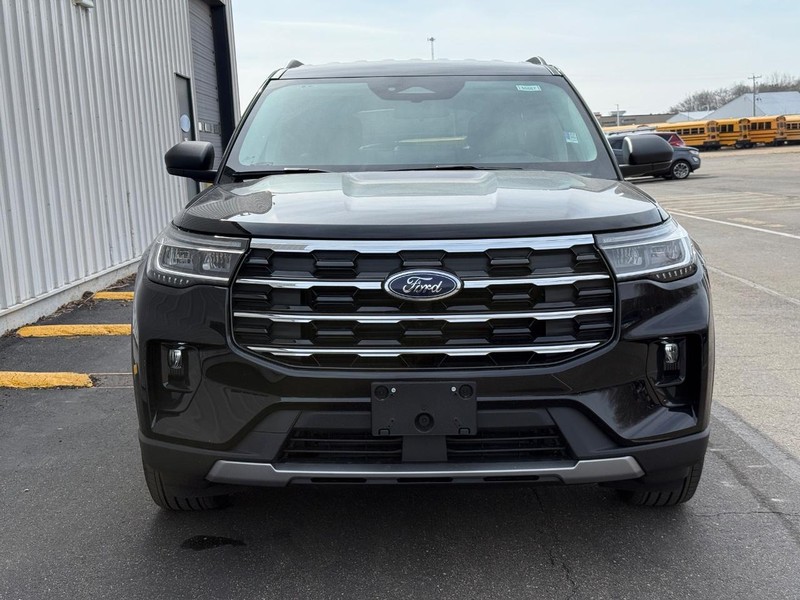 Ford Explorer Vehicle Full-screen Gallery Image 8