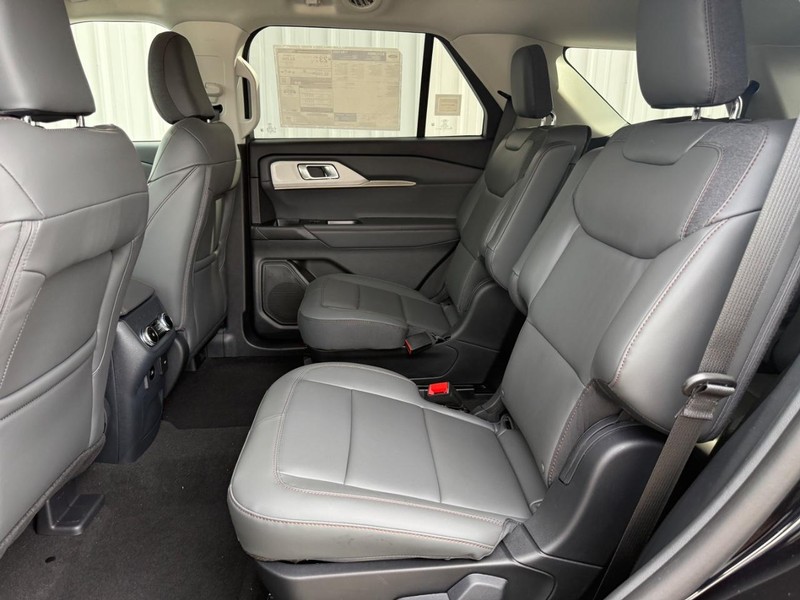 Ford Explorer Vehicle Full-screen Gallery Image 9