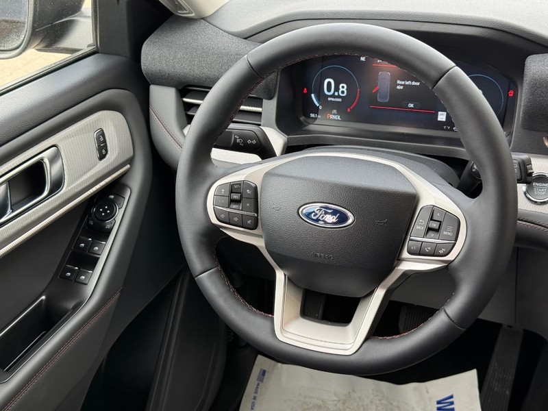 Ford Explorer Vehicle Full-screen Gallery Image 14