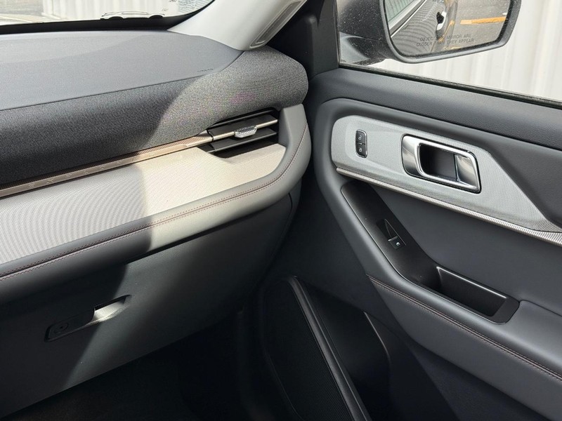 Ford Explorer Vehicle Full-screen Gallery Image 15