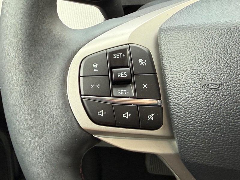 Ford Explorer Vehicle Full-screen Gallery Image 16