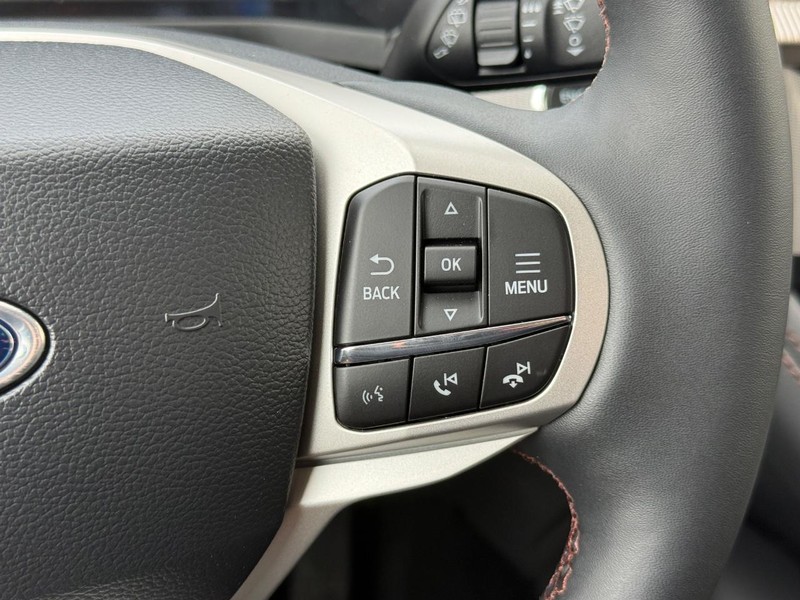 Ford Explorer Vehicle Full-screen Gallery Image 17