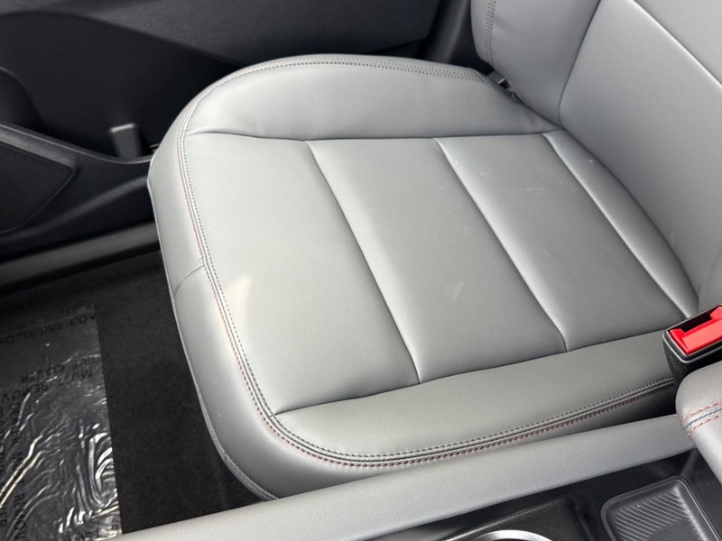 Ford Explorer Vehicle Full-screen Gallery Image 21