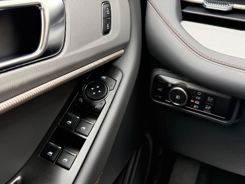 Ford Explorer Vehicle Full-screen Gallery Image 22