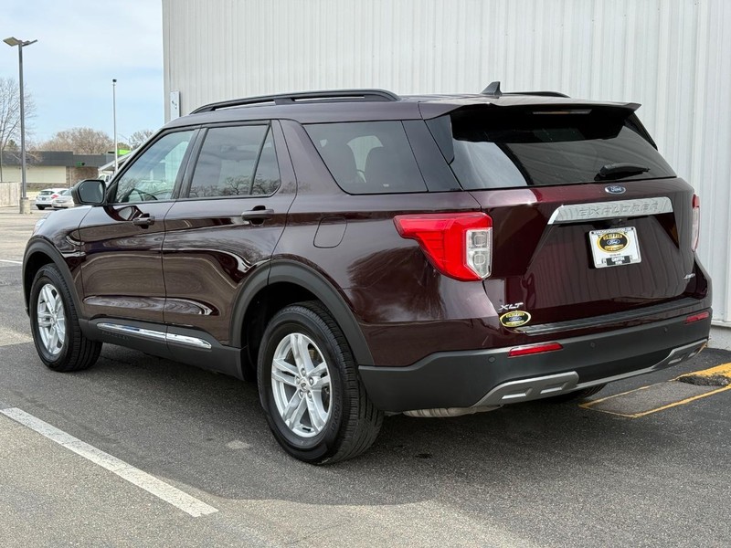 Ford Explorer Vehicle Full-screen Gallery Image 4