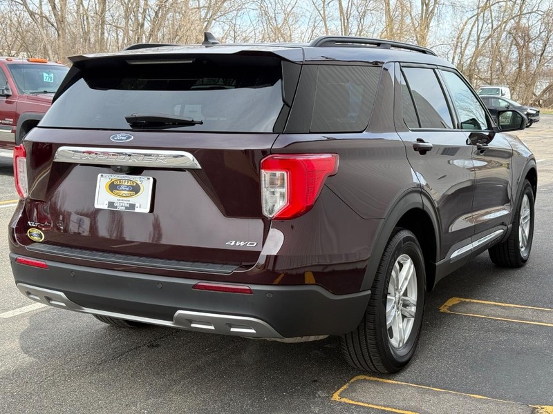 Ford Explorer Vehicle Full-screen Gallery Image 6