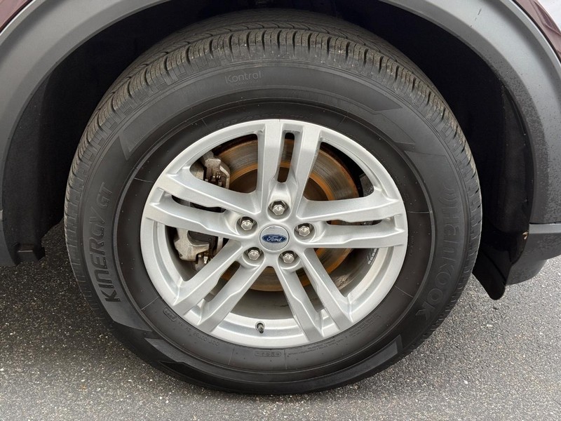 Ford Explorer Vehicle Full-screen Gallery Image 8