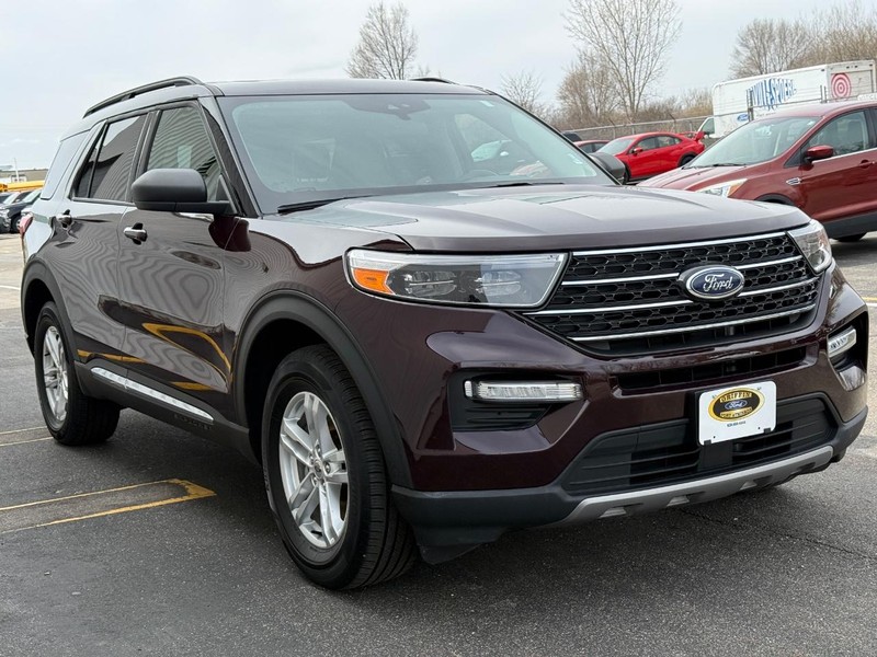 Ford Explorer Vehicle Full-screen Gallery Image 9