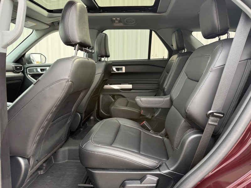 Ford Explorer Vehicle Full-screen Gallery Image 12