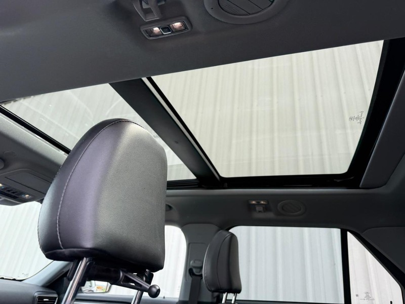Ford Explorer Vehicle Full-screen Gallery Image 13