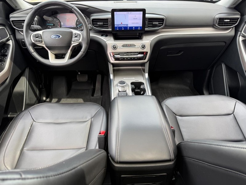 Ford Explorer Vehicle Full-screen Gallery Image 14