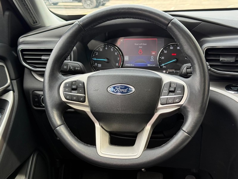 Ford Explorer Vehicle Full-screen Gallery Image 15