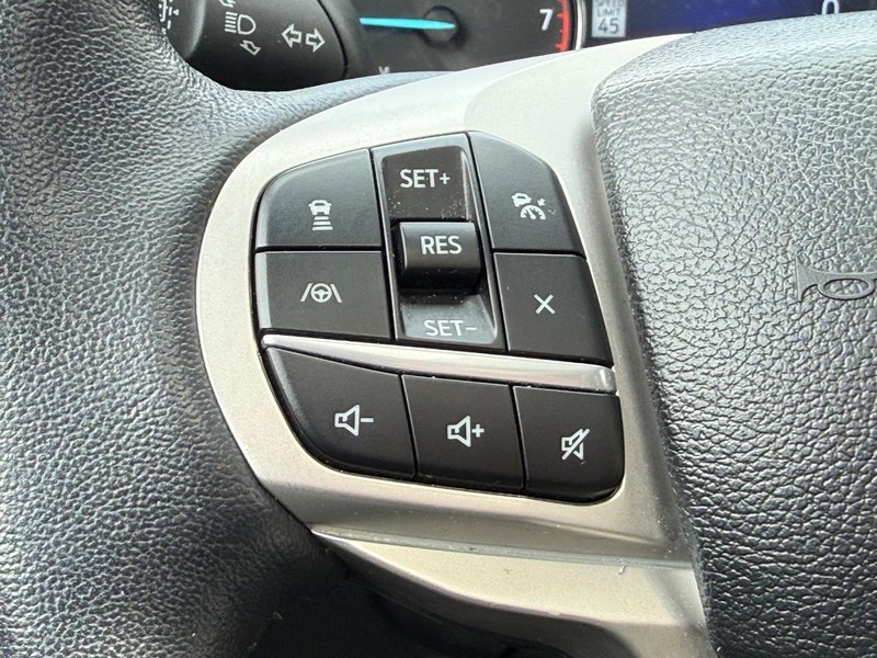 Ford Explorer Vehicle Full-screen Gallery Image 16