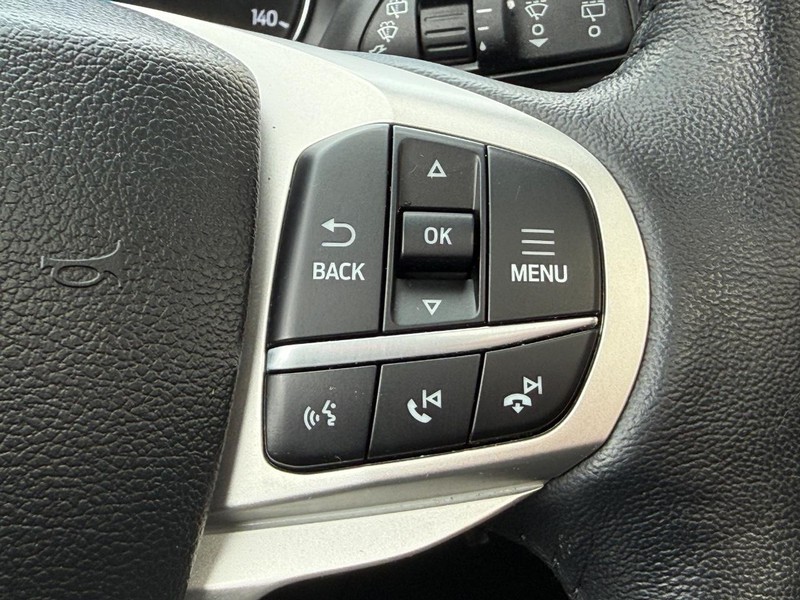 Ford Explorer Vehicle Full-screen Gallery Image 17