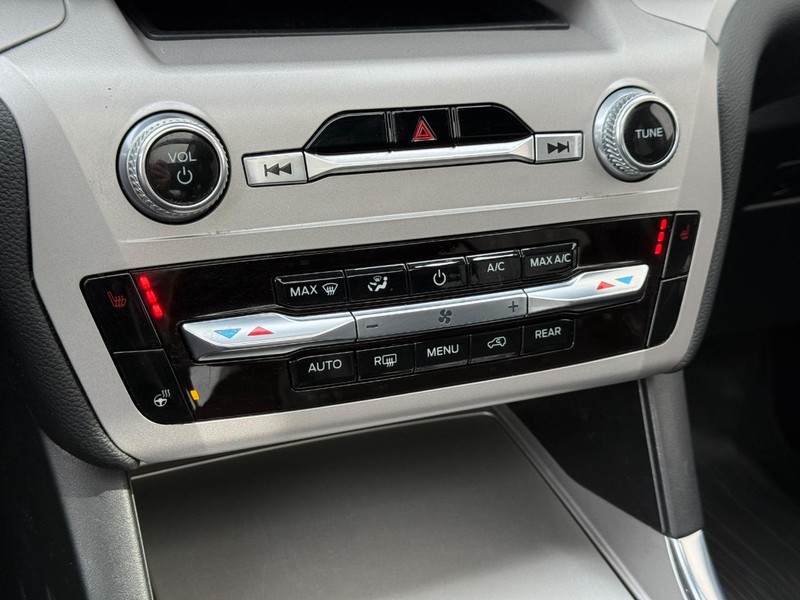 Ford Explorer Vehicle Full-screen Gallery Image 21