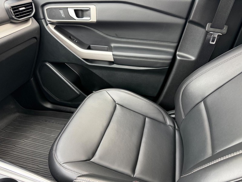 Ford Explorer Vehicle Full-screen Gallery Image 23