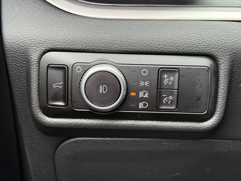 Ford Explorer Vehicle Full-screen Gallery Image 25