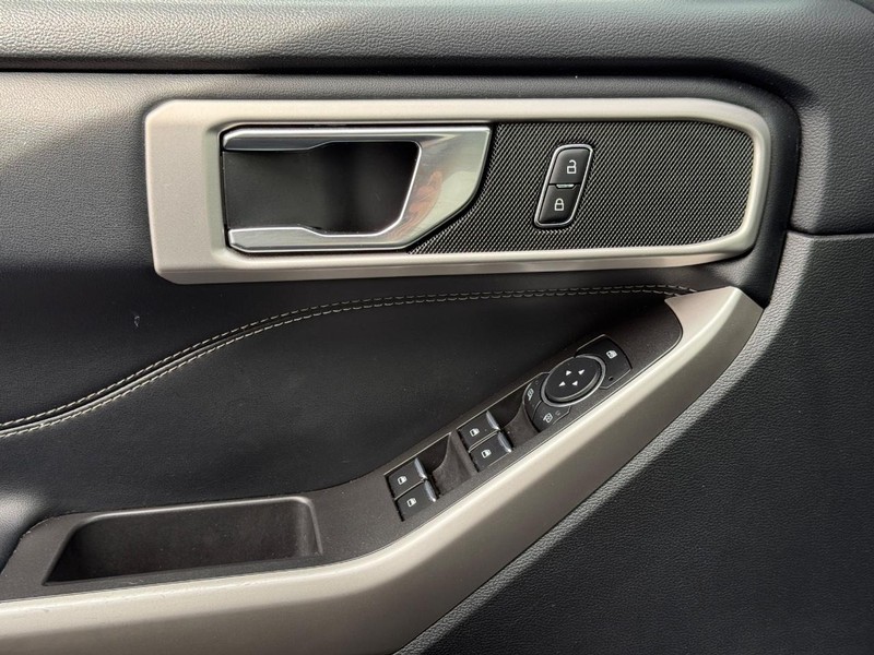 Ford Explorer Vehicle Full-screen Gallery Image 26