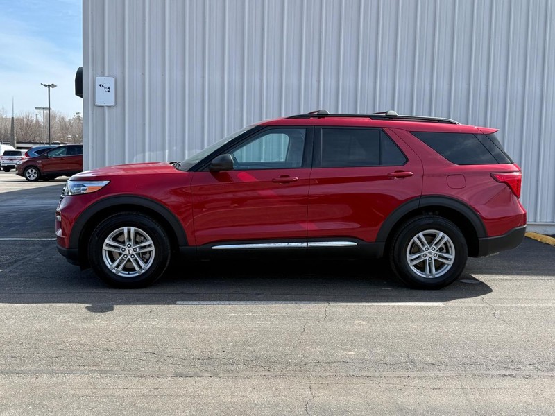 Ford Explorer Vehicle Full-screen Gallery Image 2