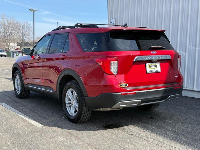 Ford Explorer Vehicle Full-screen Gallery Image 3