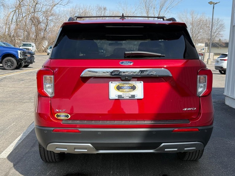 Ford Explorer Vehicle Full-screen Gallery Image 4