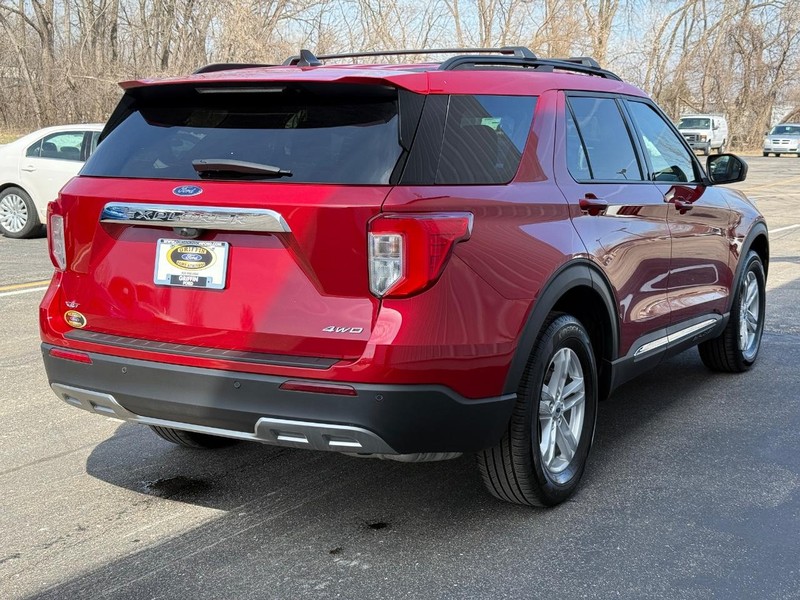 Ford Explorer Vehicle Full-screen Gallery Image 5
