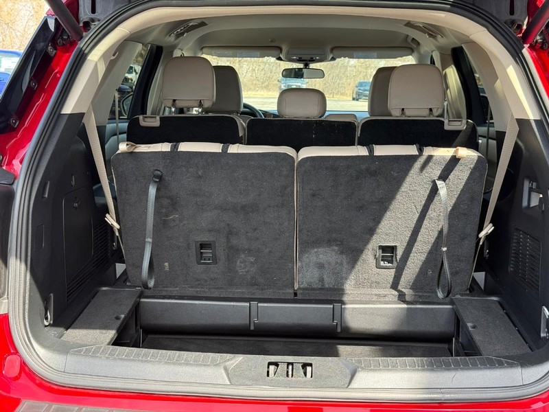 Ford Explorer Vehicle Full-screen Gallery Image 6