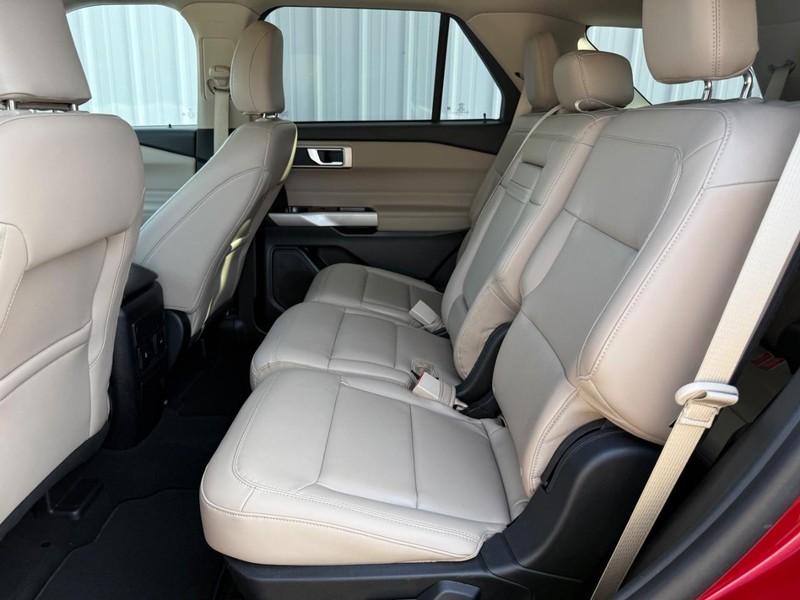 Ford Explorer Vehicle Full-screen Gallery Image 9
