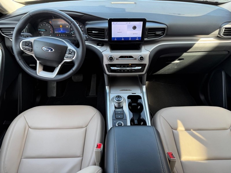 Ford Explorer Vehicle Full-screen Gallery Image 11
