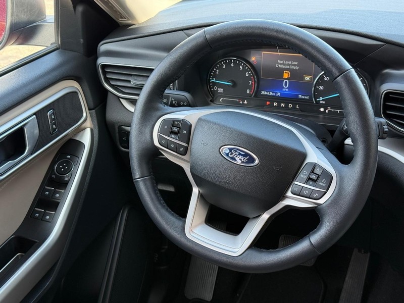 Ford Explorer Vehicle Full-screen Gallery Image 14