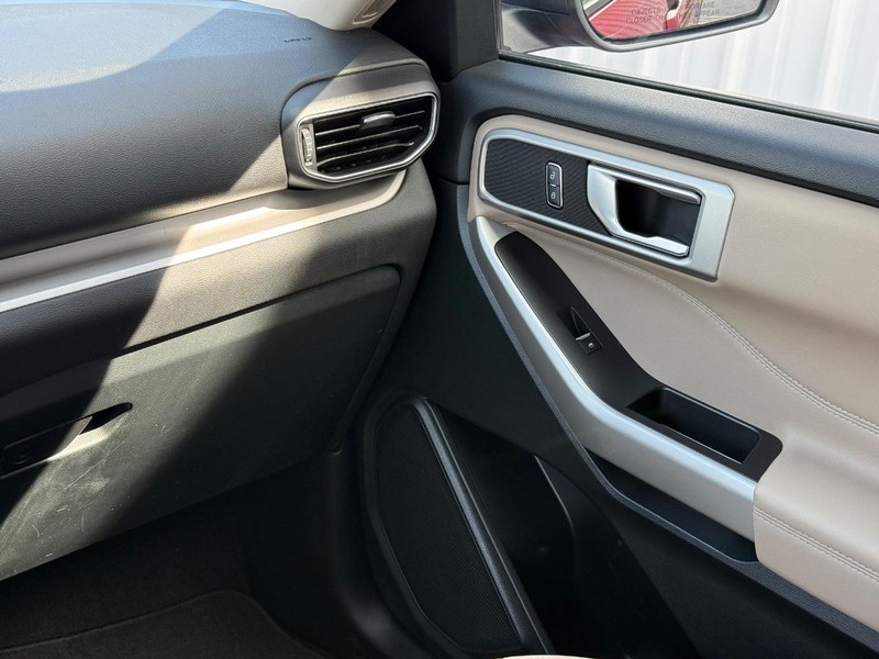 Ford Explorer Vehicle Full-screen Gallery Image 15