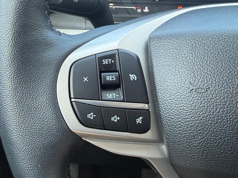 Ford Explorer Vehicle Full-screen Gallery Image 16