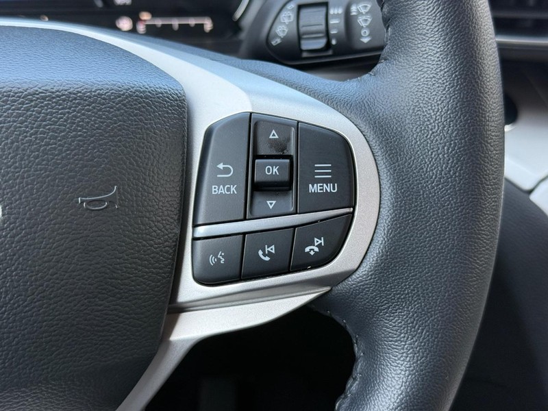 Ford Explorer Vehicle Full-screen Gallery Image 17