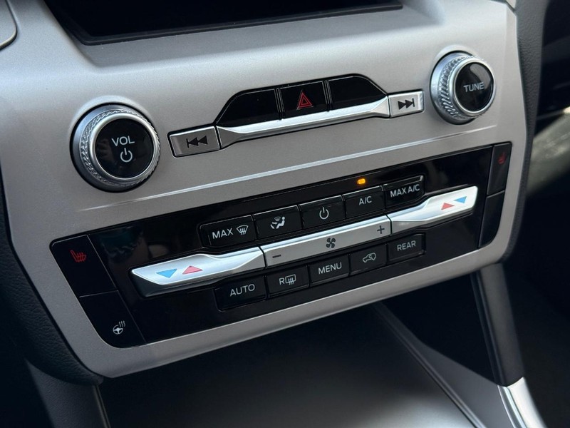 Ford Explorer Vehicle Full-screen Gallery Image 20