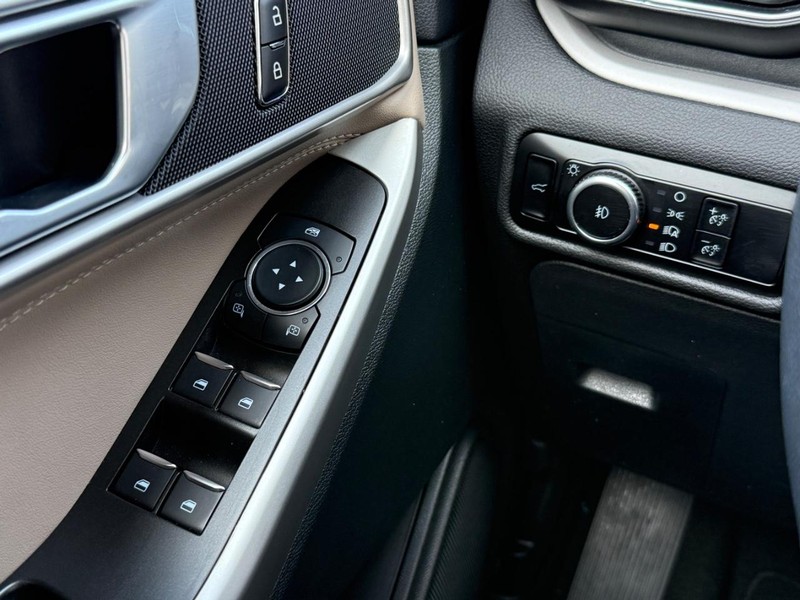 Ford Explorer Vehicle Full-screen Gallery Image 21
