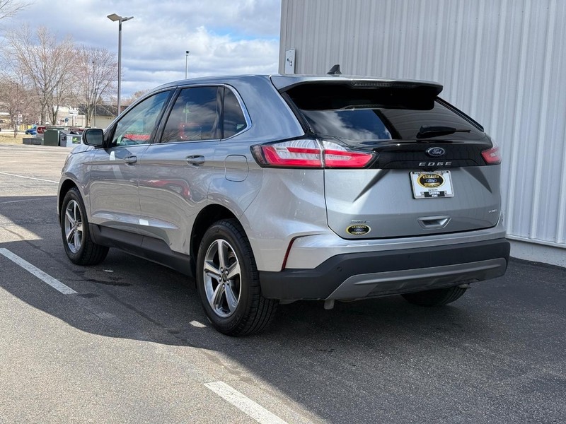 Ford Edge Vehicle Full-screen Gallery Image 3