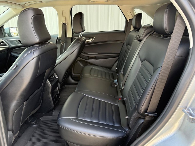 Ford Edge Vehicle Full-screen Gallery Image 9