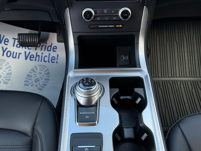 Ford Edge Vehicle Full-screen Gallery Image 12