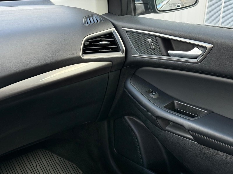 Ford Edge Vehicle Full-screen Gallery Image 14