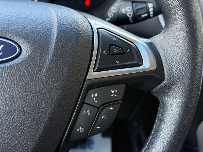 Ford Edge Vehicle Full-screen Gallery Image 16