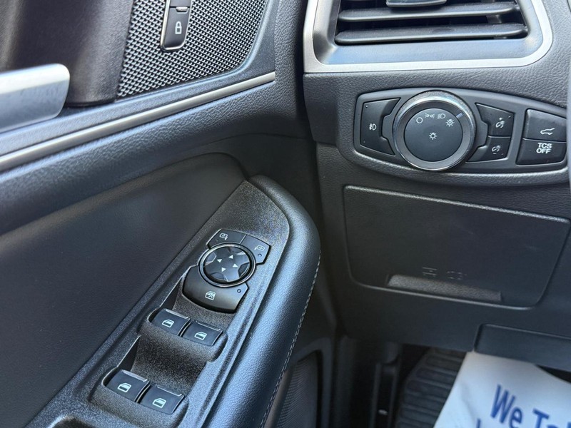 Ford Edge Vehicle Full-screen Gallery Image 20