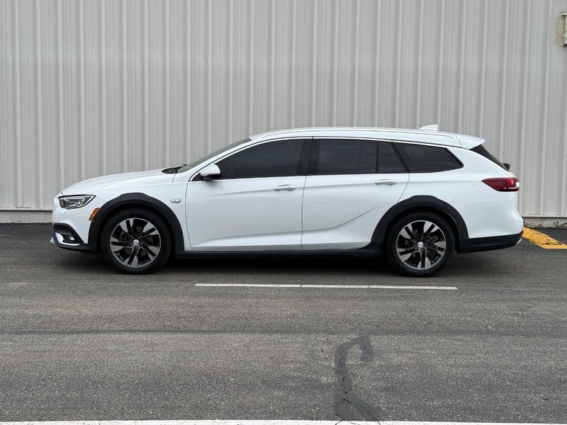 Buick Regal TourX Vehicle Full-screen Gallery Image 2