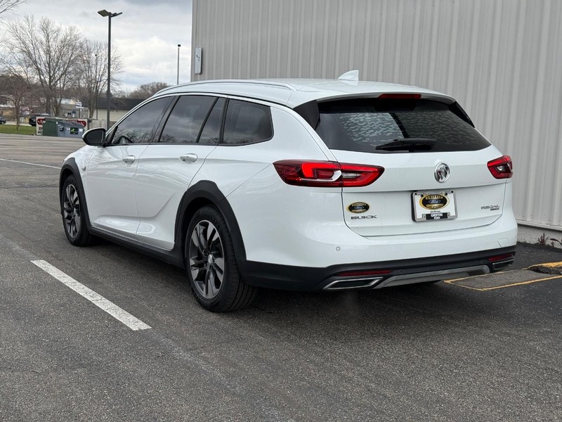 Buick Regal TourX Vehicle Full-screen Gallery Image 3