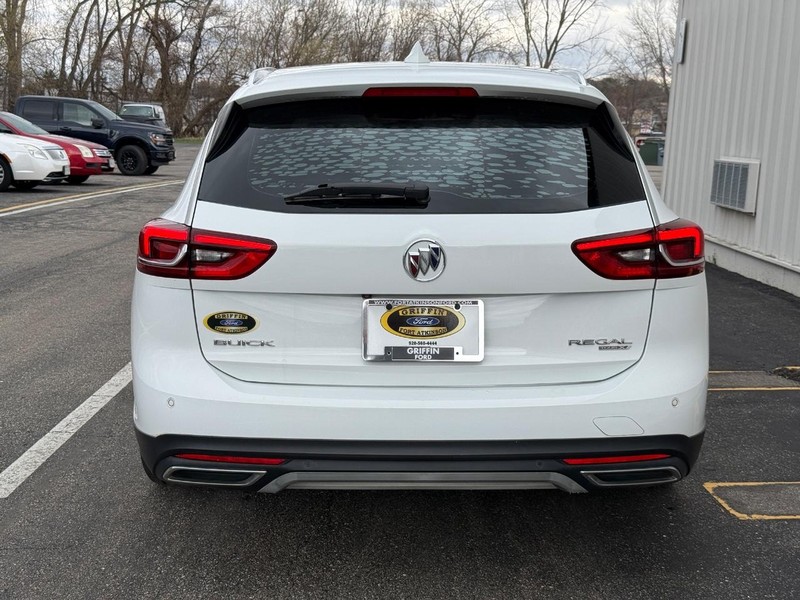 Buick Regal TourX Vehicle Full-screen Gallery Image 4
