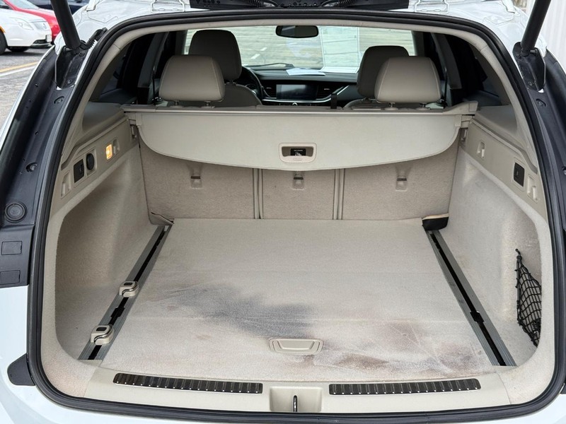 Buick Regal TourX Vehicle Full-screen Gallery Image 5