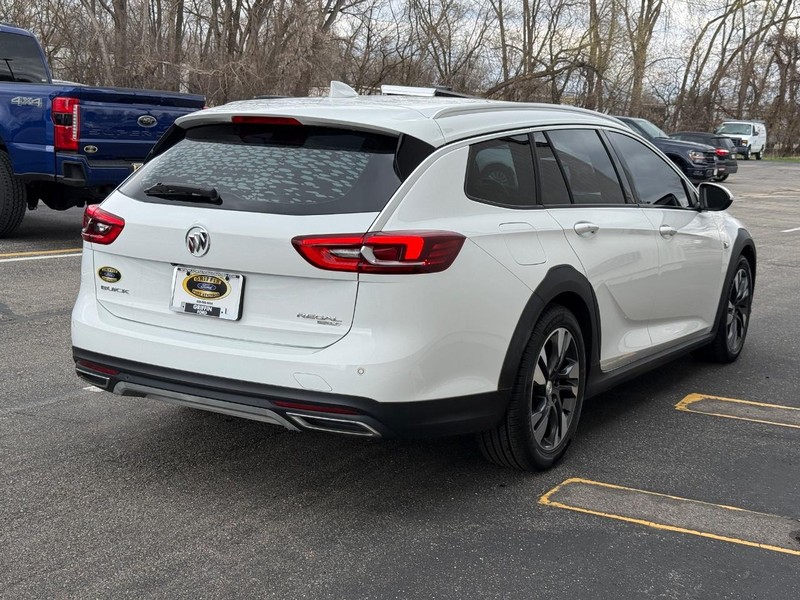 Buick Regal TourX Vehicle Full-screen Gallery Image 6
